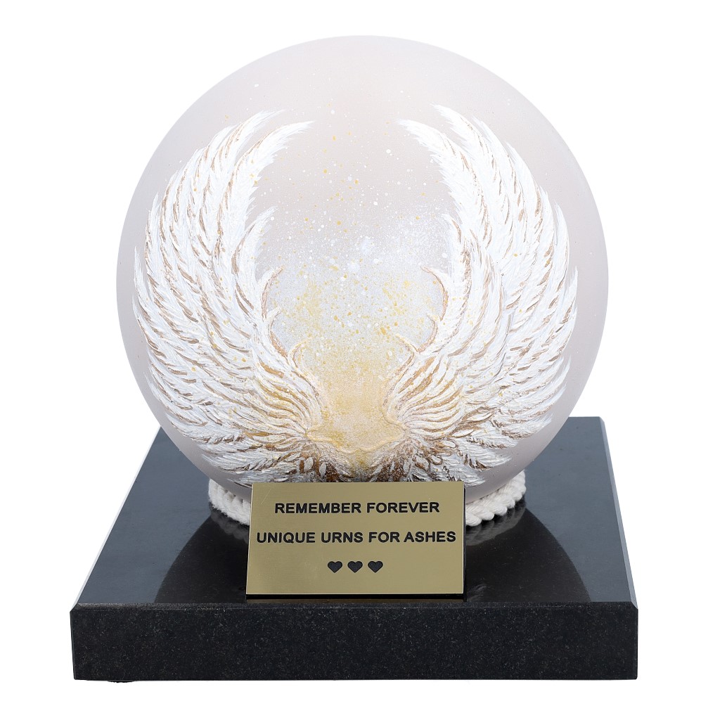 Urna z anielskimi skrzydłami