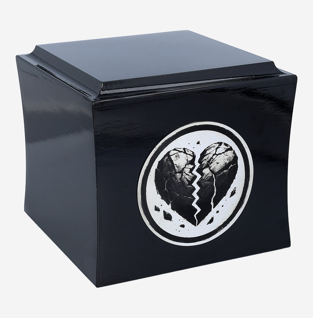 Urna ze złamanym sercem