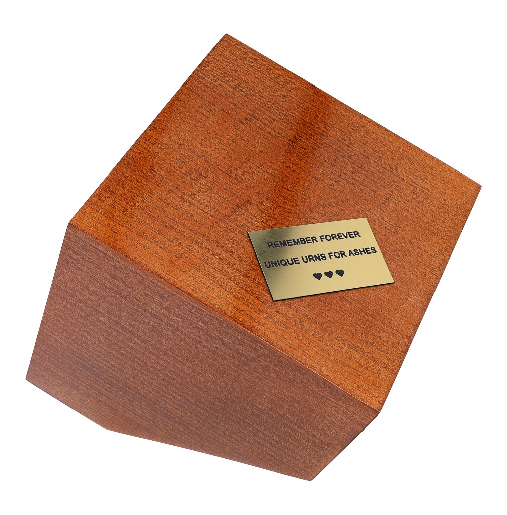 Drewniana urna z ozdobami i plakietką