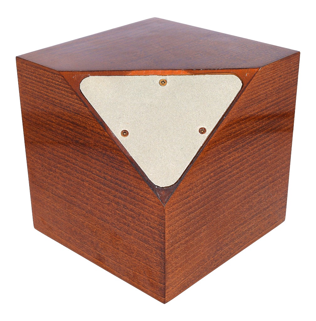 Drewniana urna z ozdobami i plakietką