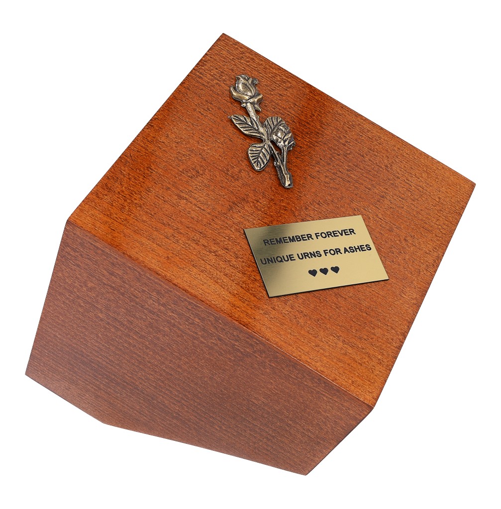 Drewniana urna z ozdobami i plakietką