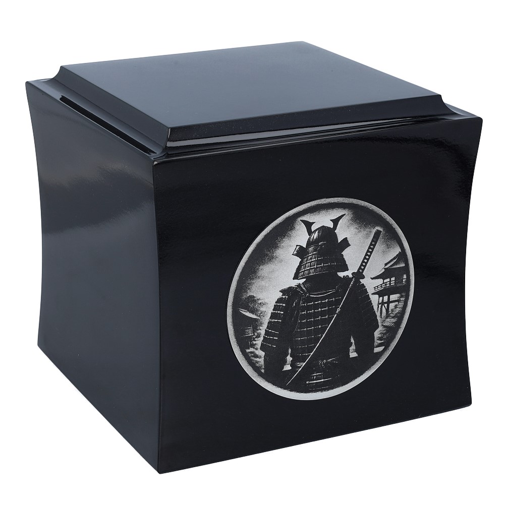 Urna na prochy z podobizną Samuraja