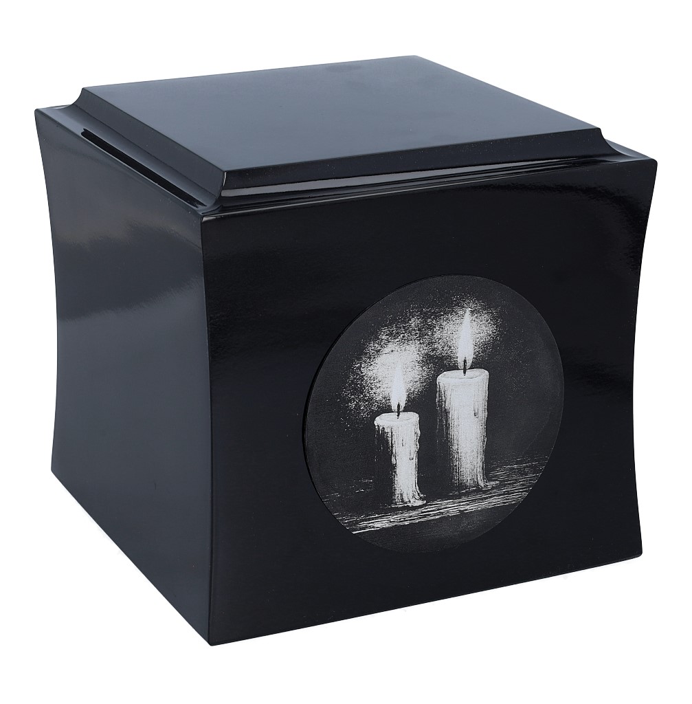 Elegancka czarna urna na prochy z symbolicznym motywem dwóch palących się świec – urna pamiątkowa dla dorosłych