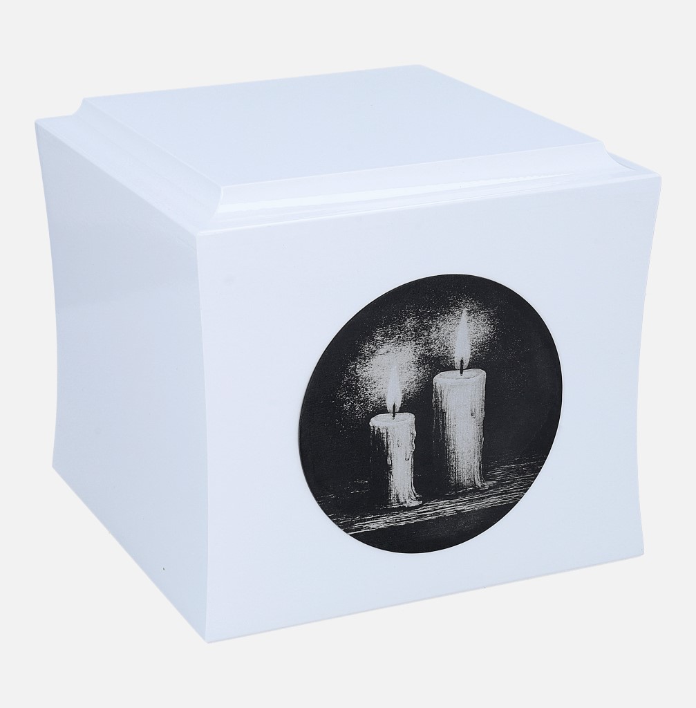 Minimalistyczna urna kremacyjna w kolorze białym z grawerem świec – stylowa urna drewniana symbolizująca pamięć i światło