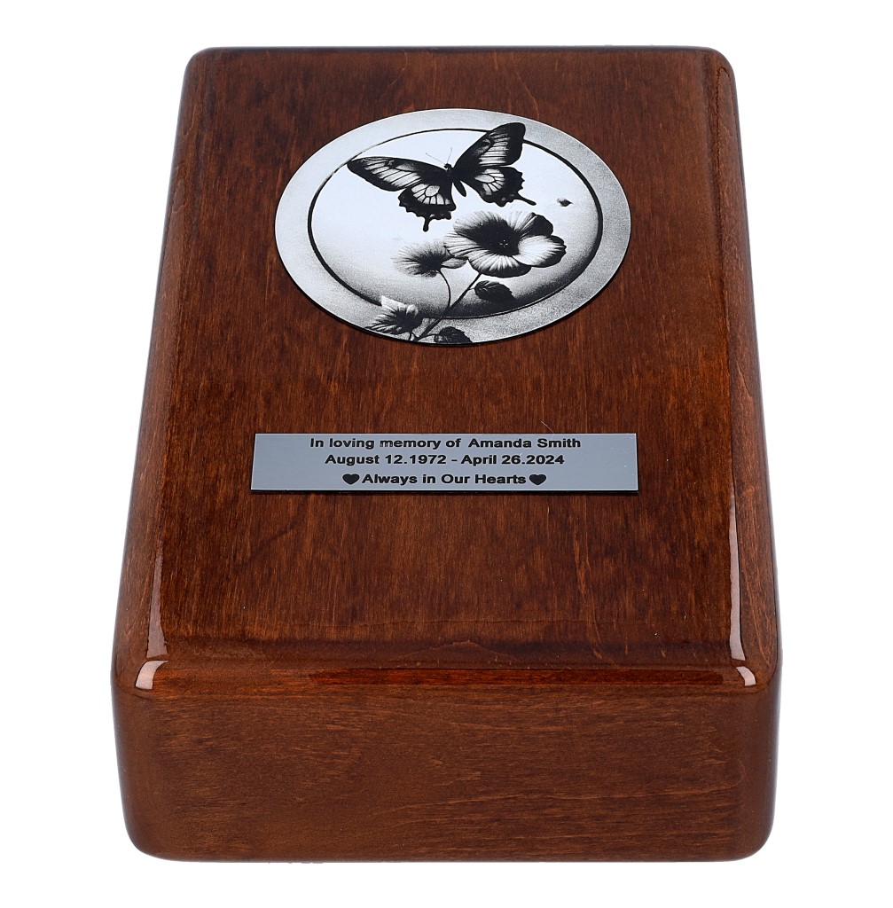 Urna z ciemnego drewna z grawerowanym motylem i pamiątkową plakietką – elegancka urna kremacyjna