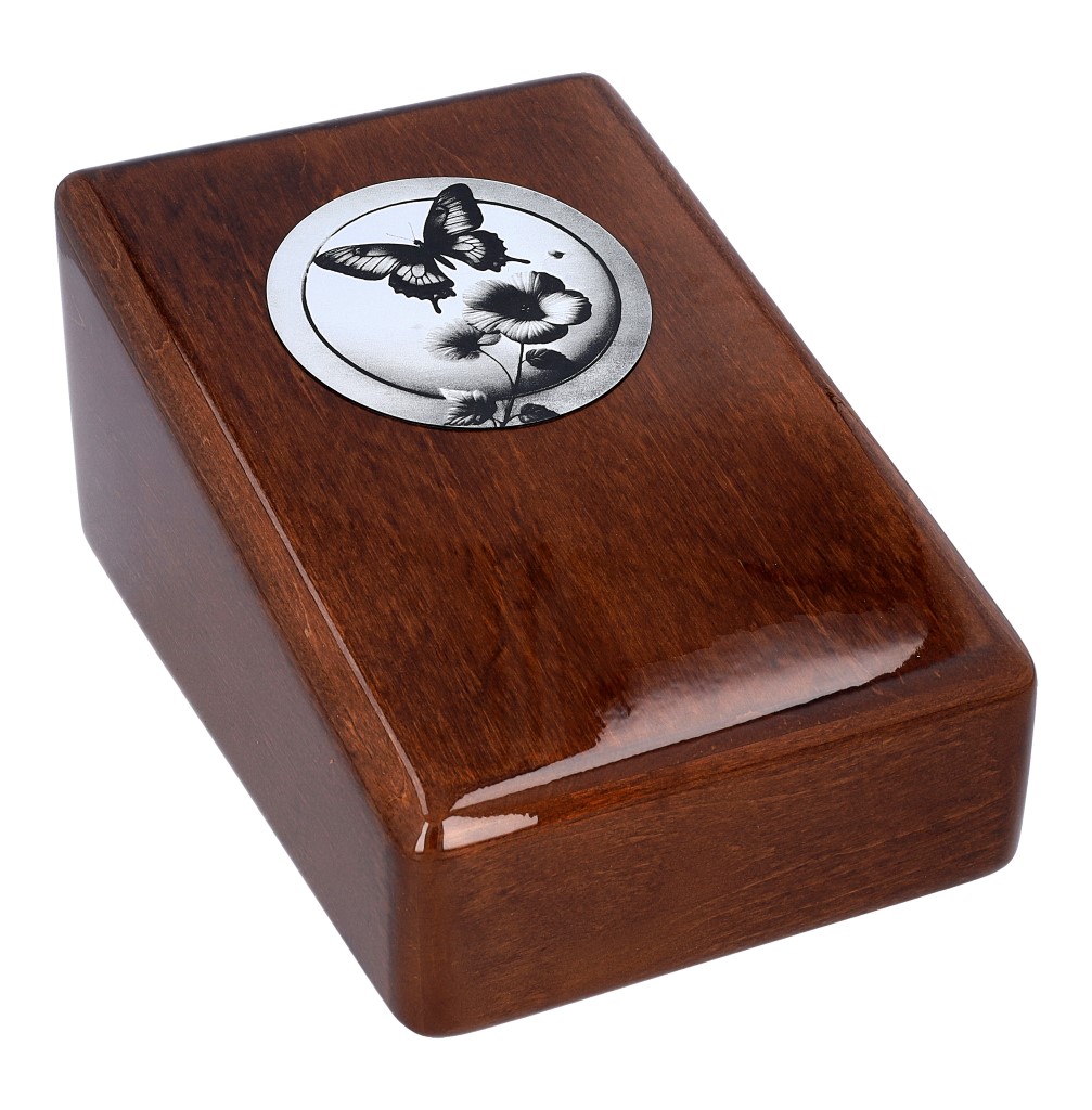 Ręcznie wykonana urna z drewna z symbolem motyla i przestrzenią na dedykację – idealna na prochy bliskiej osoby