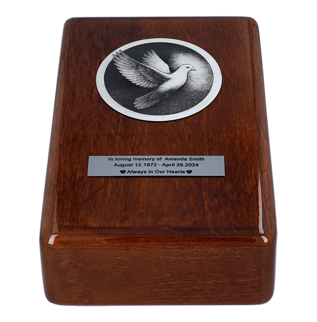 Pamiątkowa urna z drewna z grawerem gołębia i dedykacją – widok z przodu, urna na prochy z symbolem pokoju