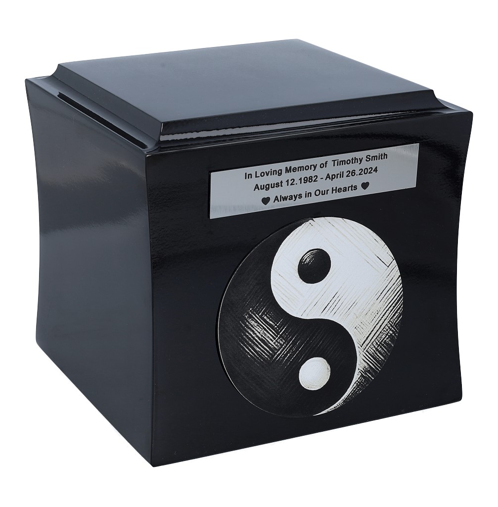 Czarna urna pamiątkowa z drewna z symbolem Yin-Yang i indywidualną tabliczką – wyjątkowa urna na prochy dla osoby ceniącej duchową równowagę.