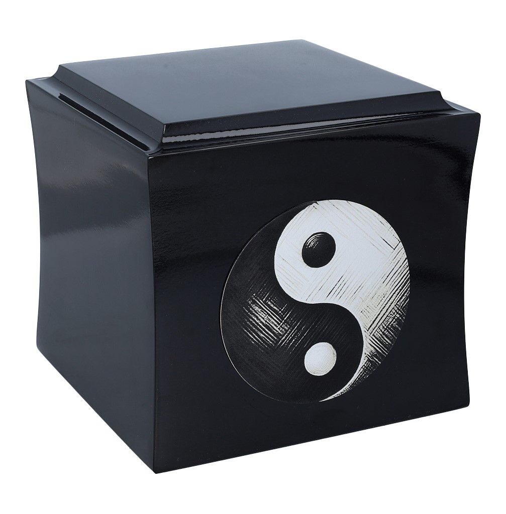 Stylowa urna w kolorze czarnym z wygrawerowanym symbolem Yin-Yang – estetyczna urna kremacyjna z przesłaniem o harmonii życia i śmierci.