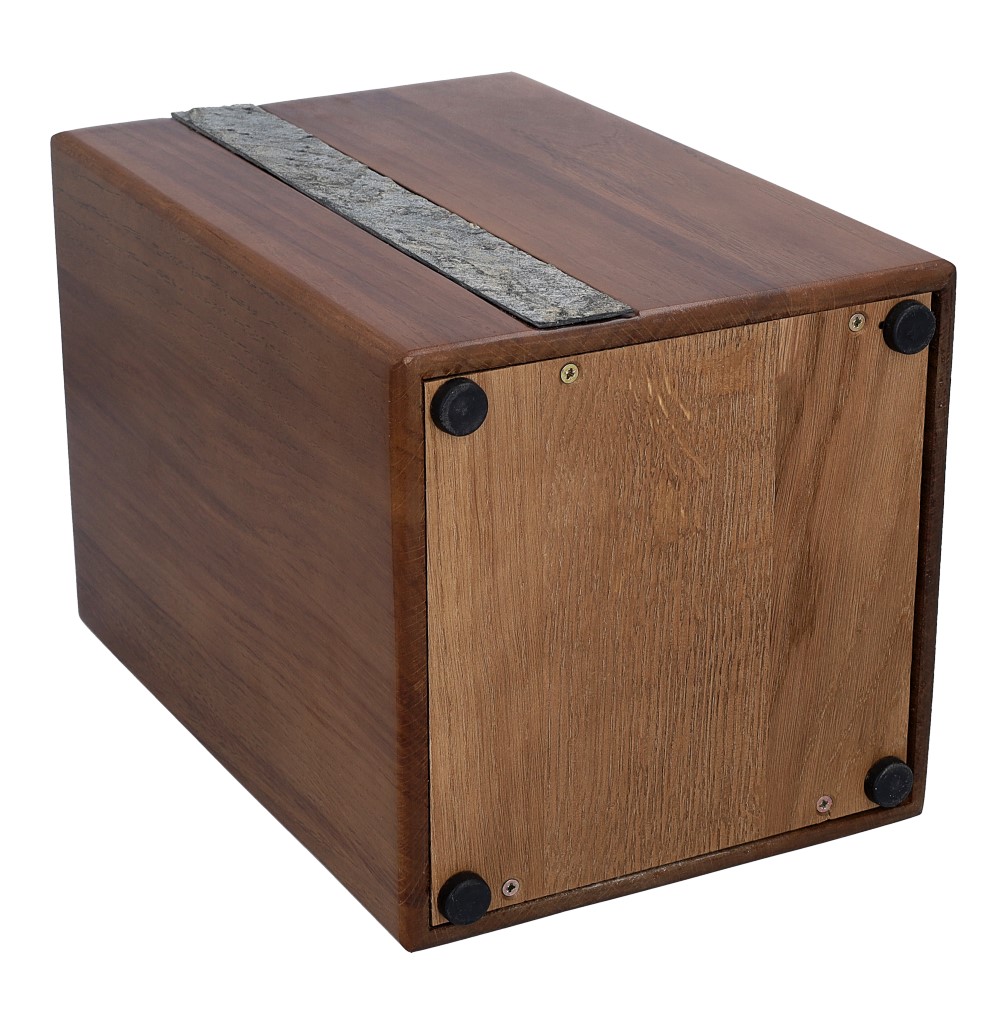 Spód dębowej urny na prochy zamykany na śruby z zabezpieczającymi stopkami