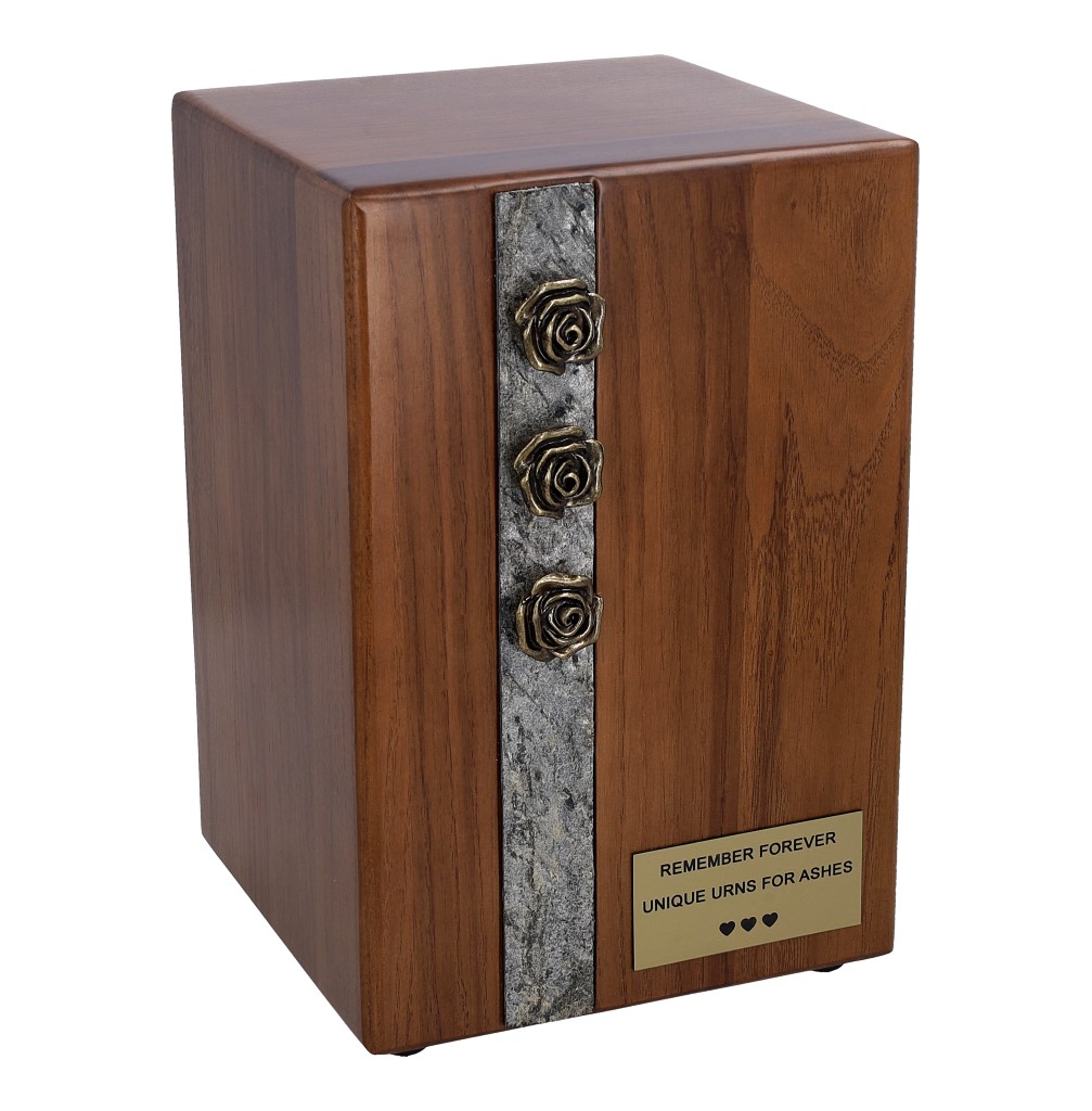 Dębowa urna na prochy z pionowym paskiem i trzema ozdobnymi różami, personalizowana tabliczka
