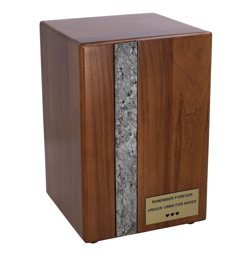 Dębowa urna na prochy bez ozdób z pionowym paskiem i tabliczką grawerowaną