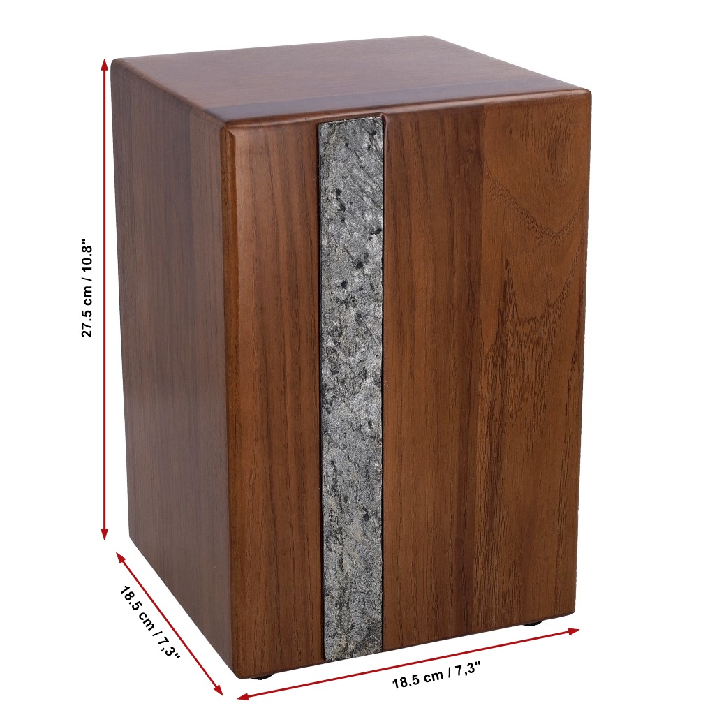 Dębowa urna na prochy z oznaczonymi wymiarami: wysokość 27,5 cm, szerokość 18,5 cm