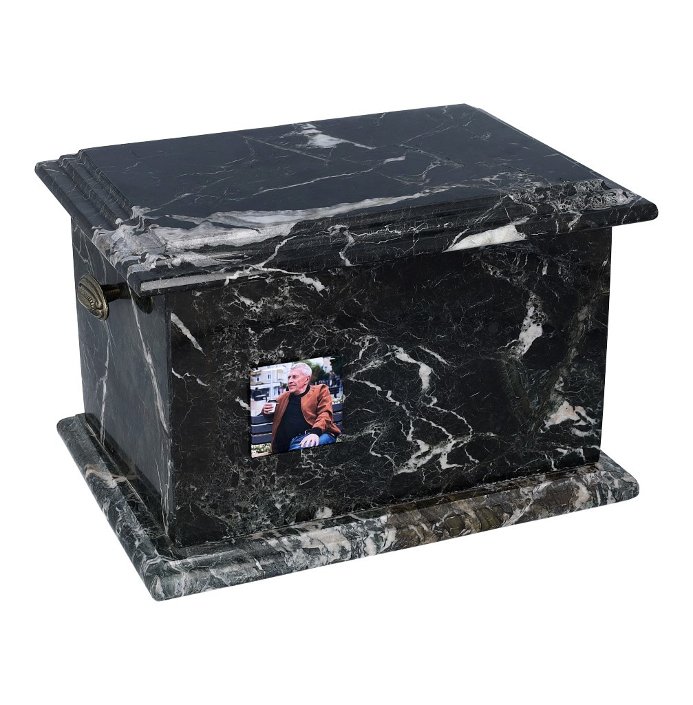 Urna onyksowa na prochy osoby dorosłej – widok pod kątem