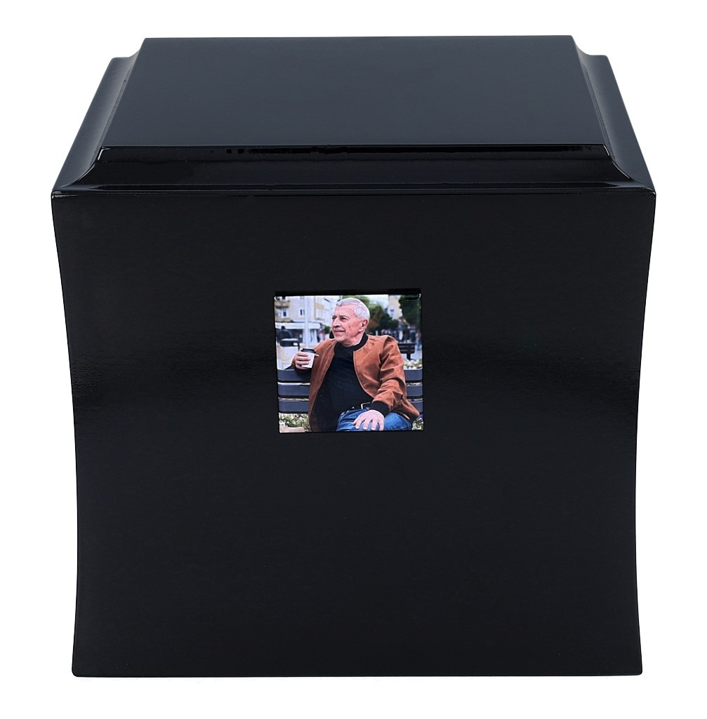 Urna drewniana na prochy osoby dorosłej – widok na wprost