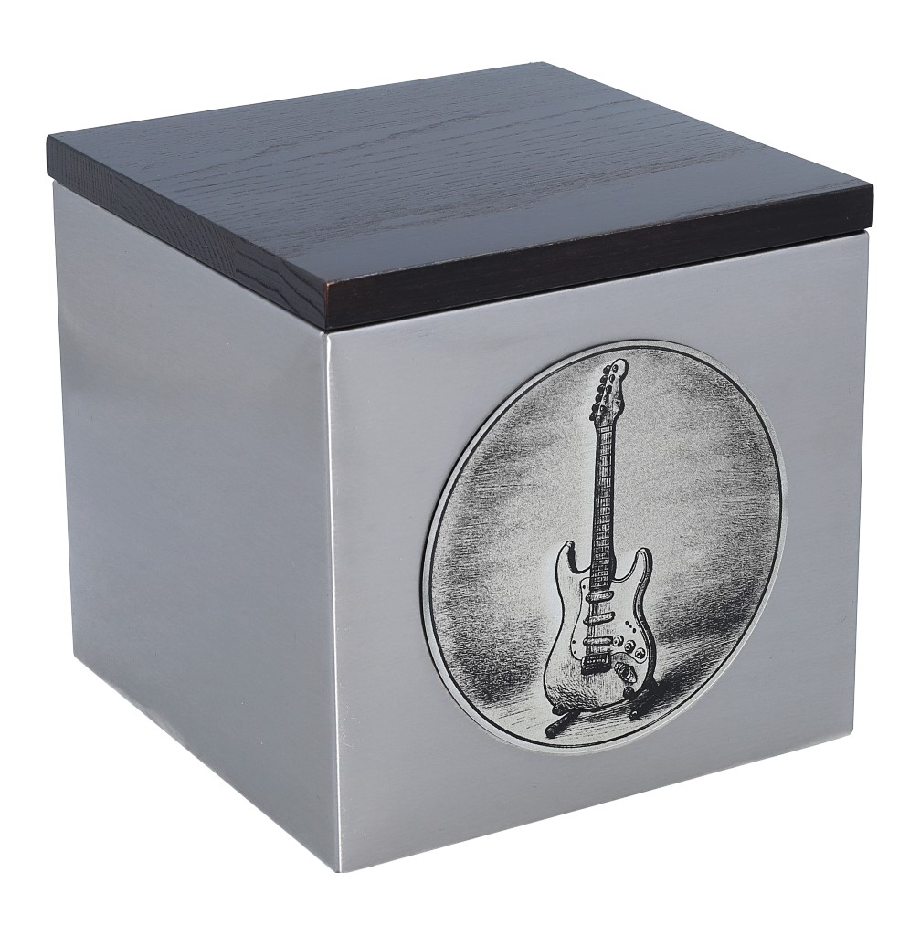 Urna z grawerowaną gitarą Stratocaster – widok frontowy z bliska