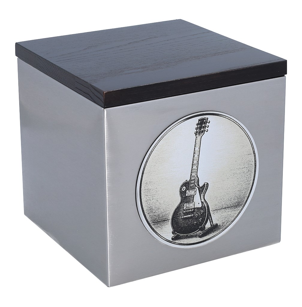 Urna na prochy z grawerowaną gitarą – widok z przodu