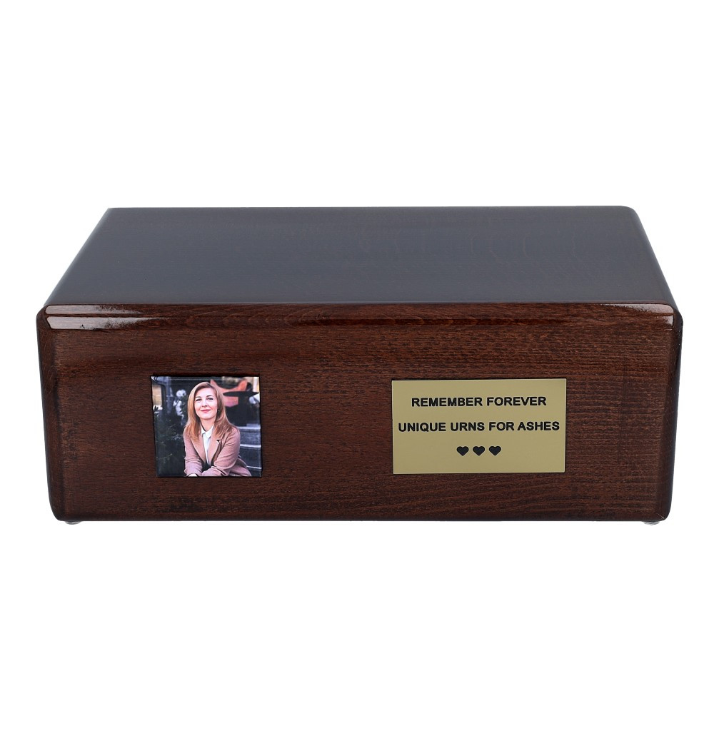 Front drewnianej urny z fotografią zmarłej osoby