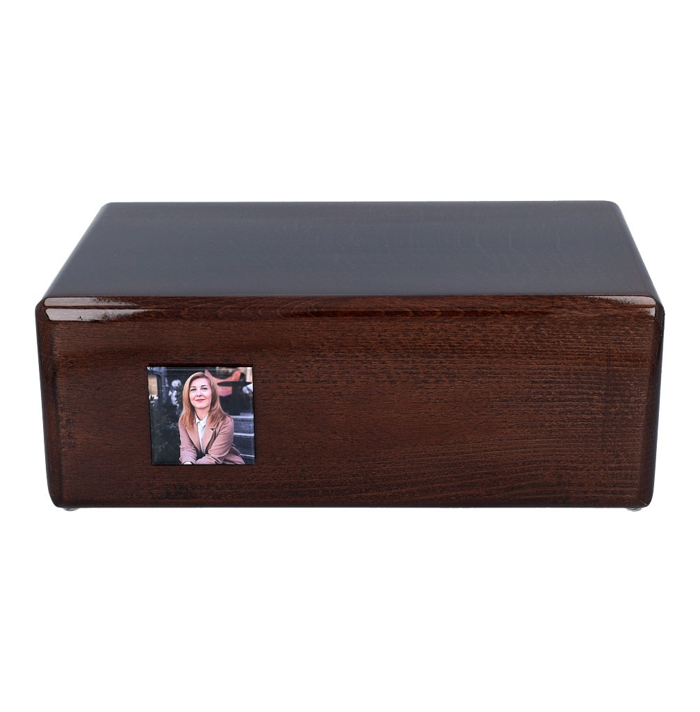 Drewniana urna pogrzebowa dla dorosłego – widok boczny