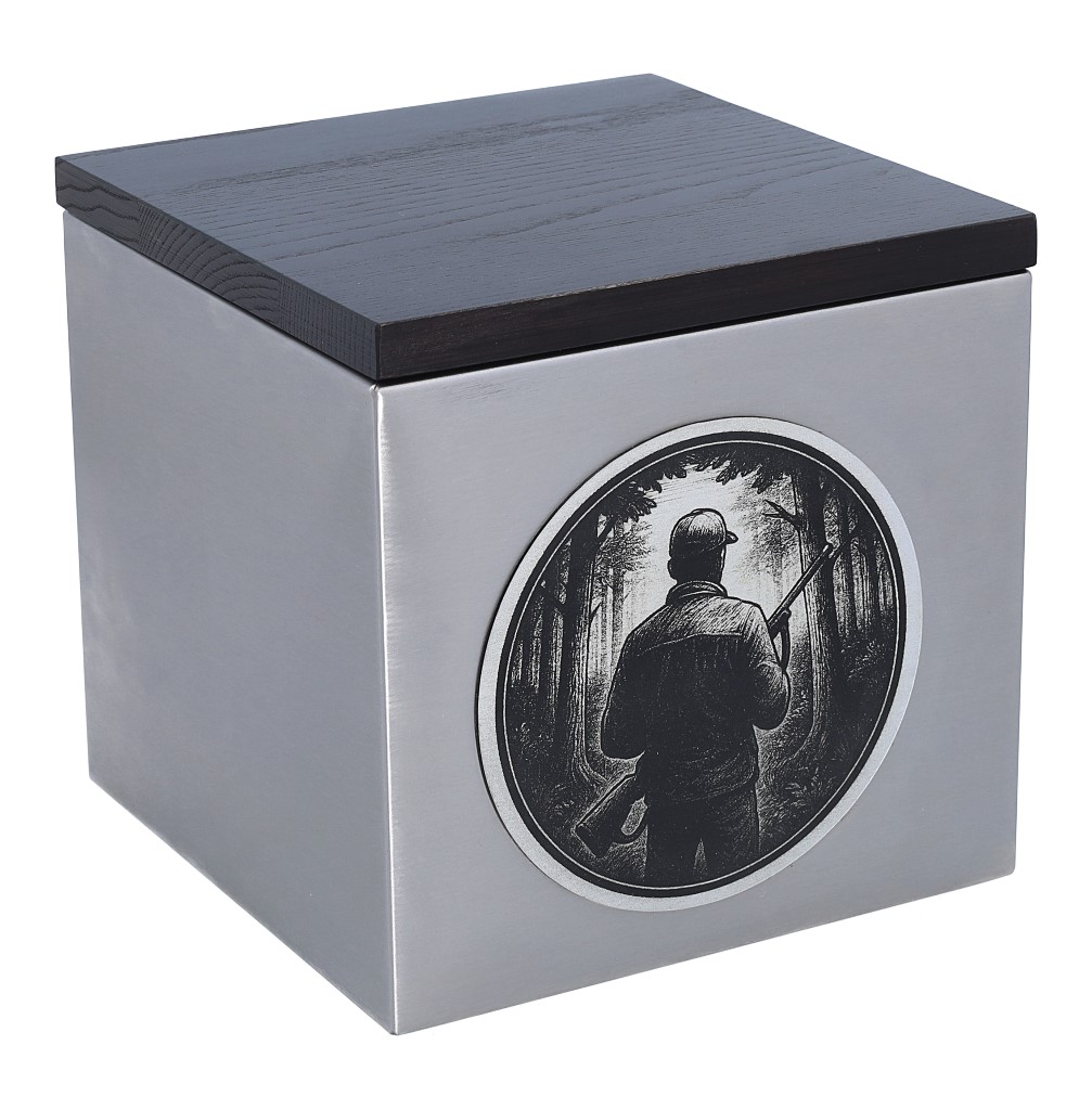 Urna kremacyjna z motywem myśliwego, stalowy sześcian z ciemną pokrywą – ujęcie pod kątem z prawej.