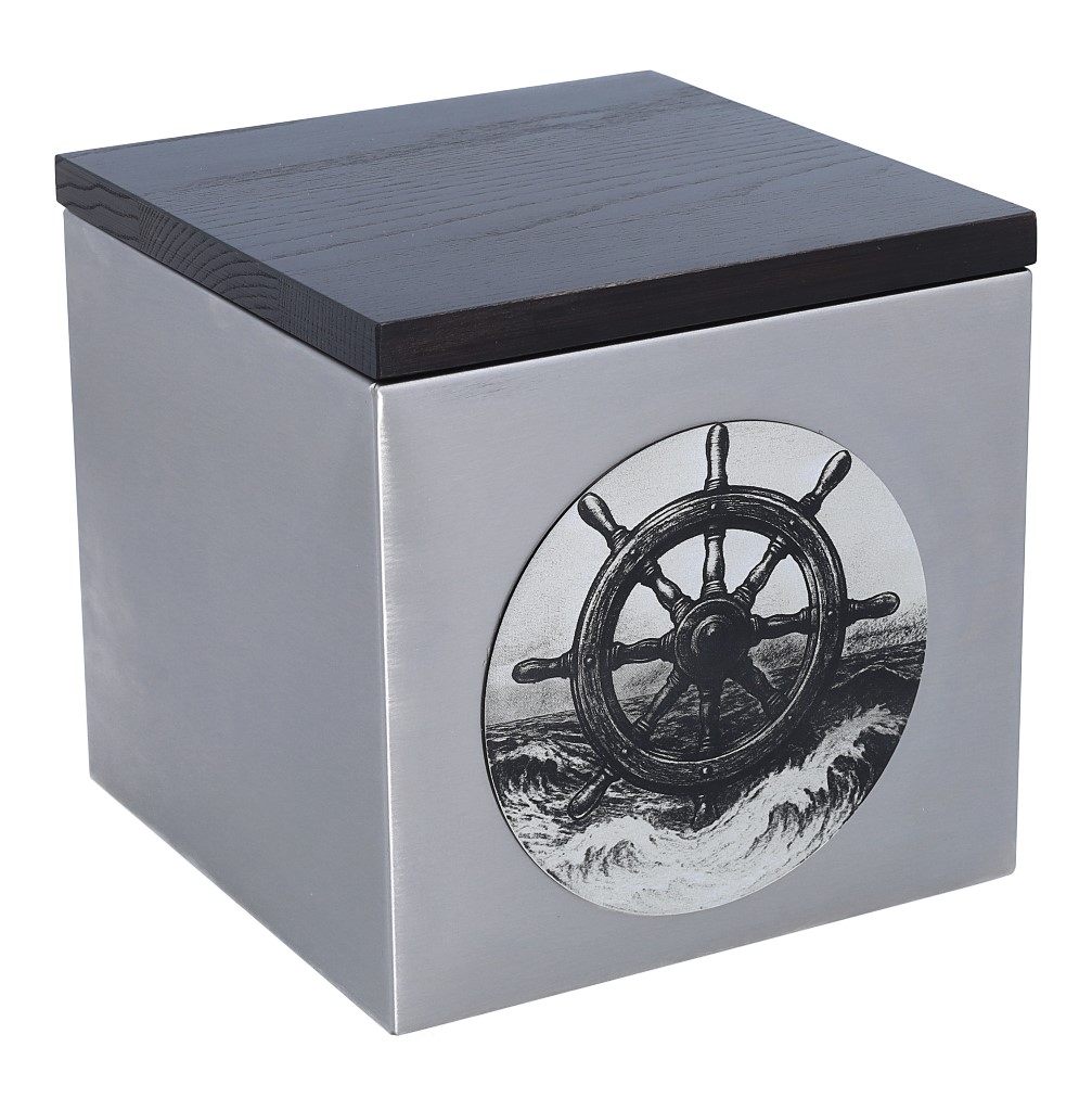 Ujęcie z prawego skosu stalowej urny dla żeglarza z medalionem koła sterowego.