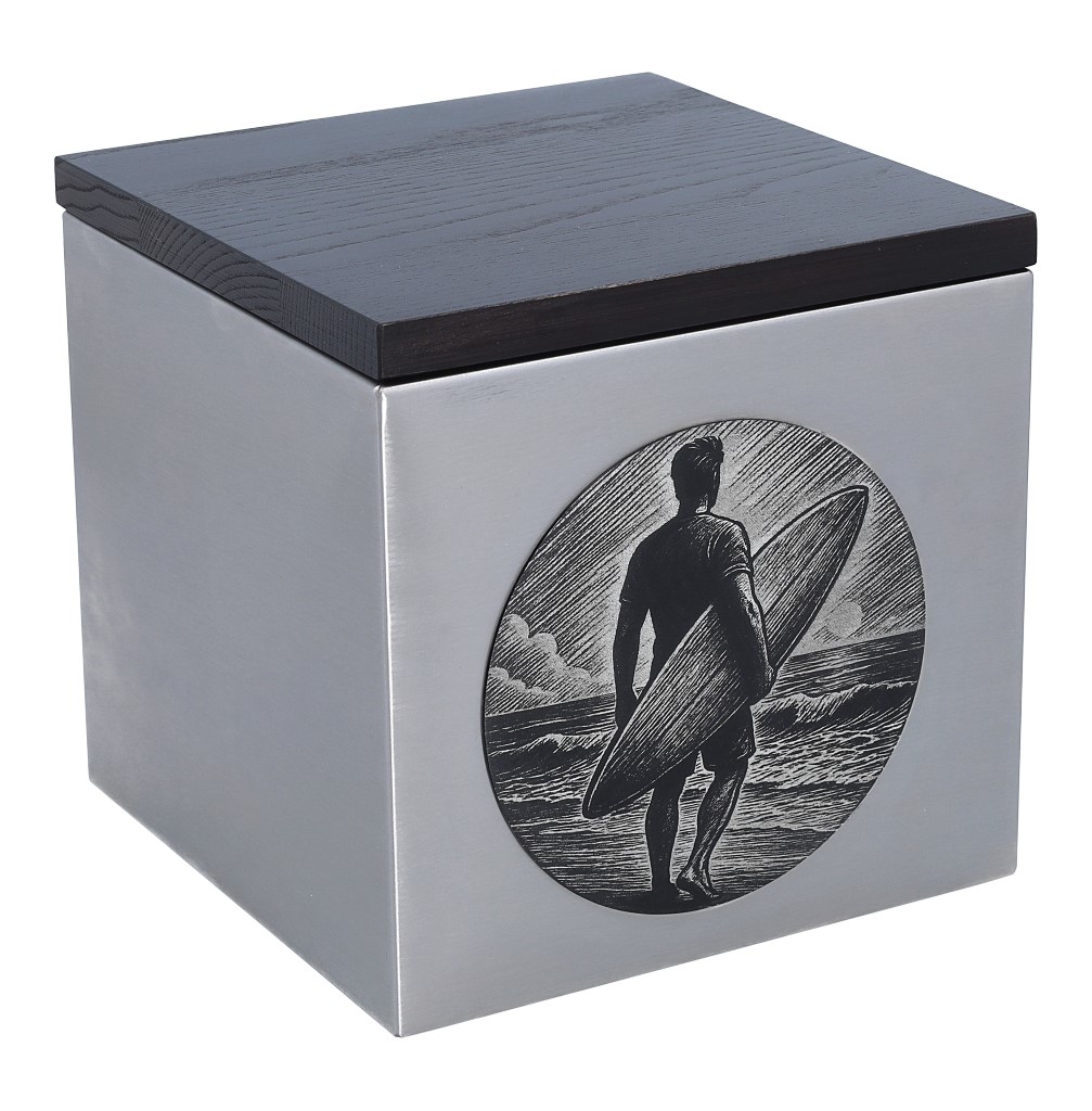 Stalowa urna z surferem, ujęcie z prawej strony z grawerem i kwadratowym drewnianym wiekiem.