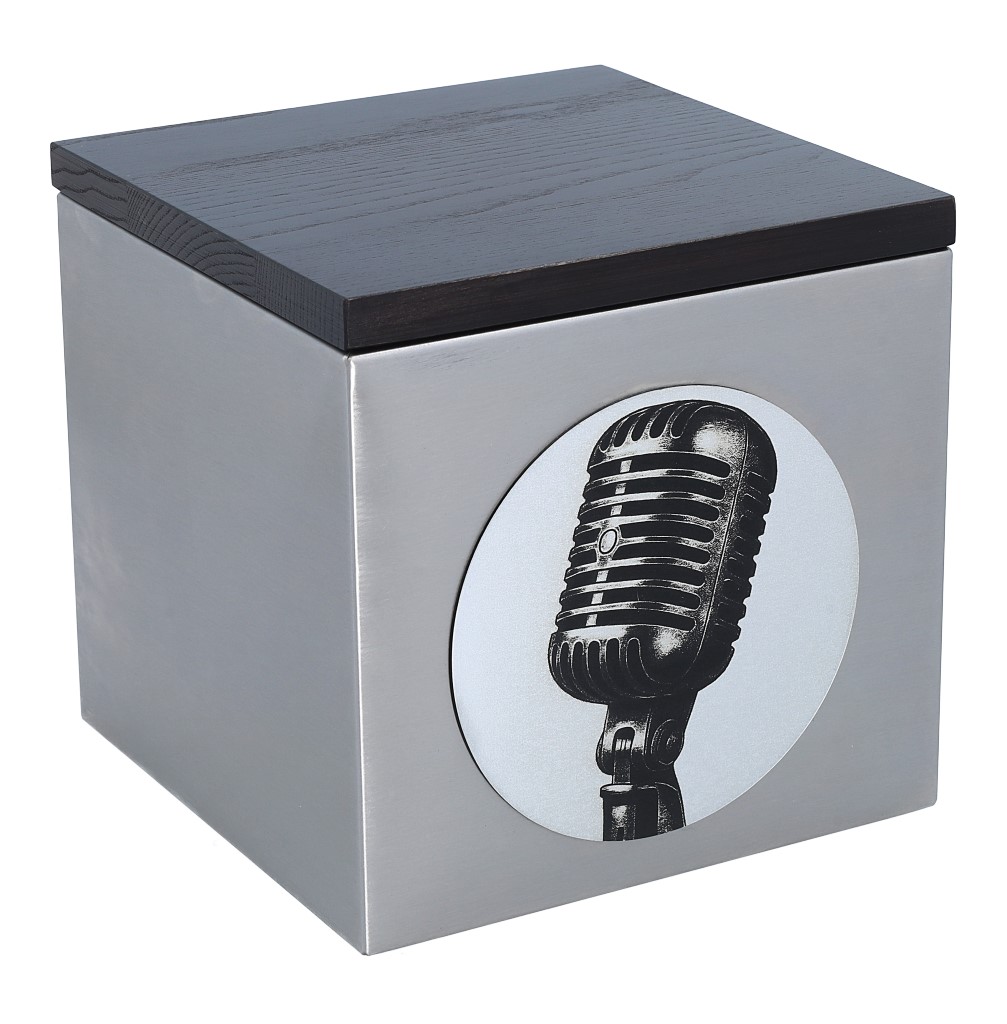 Ujęcie z lewej strony urny z motywem muzycznym