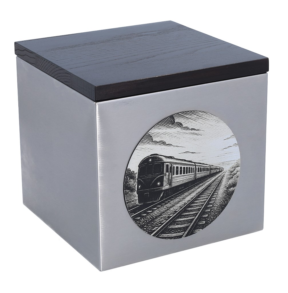 Ujęcie z prawej strony urny kolejowej, stalowe pudełko ze szczotkowanym wykończeniem i grafiką pociągu