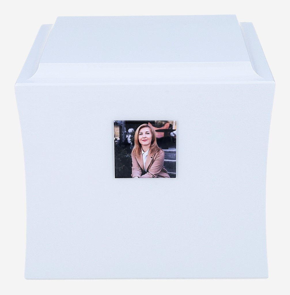 Minimalistyczna biała urna drewniana bez plakietki