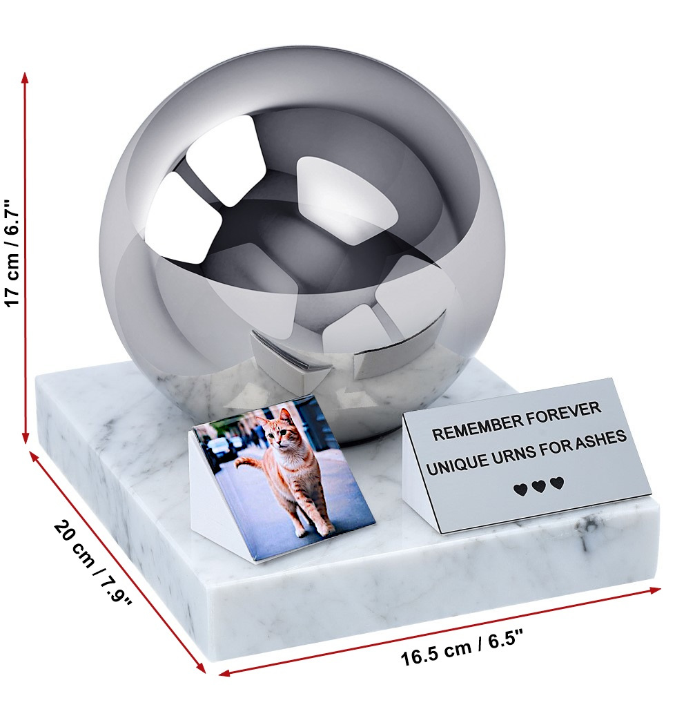 Urna dla kota ze zdjęciem – marmurowa podstawa i kula ze stali nierdzewnej z podanymi wymiarami 17 cm x 20 cm x 16,5 cm
